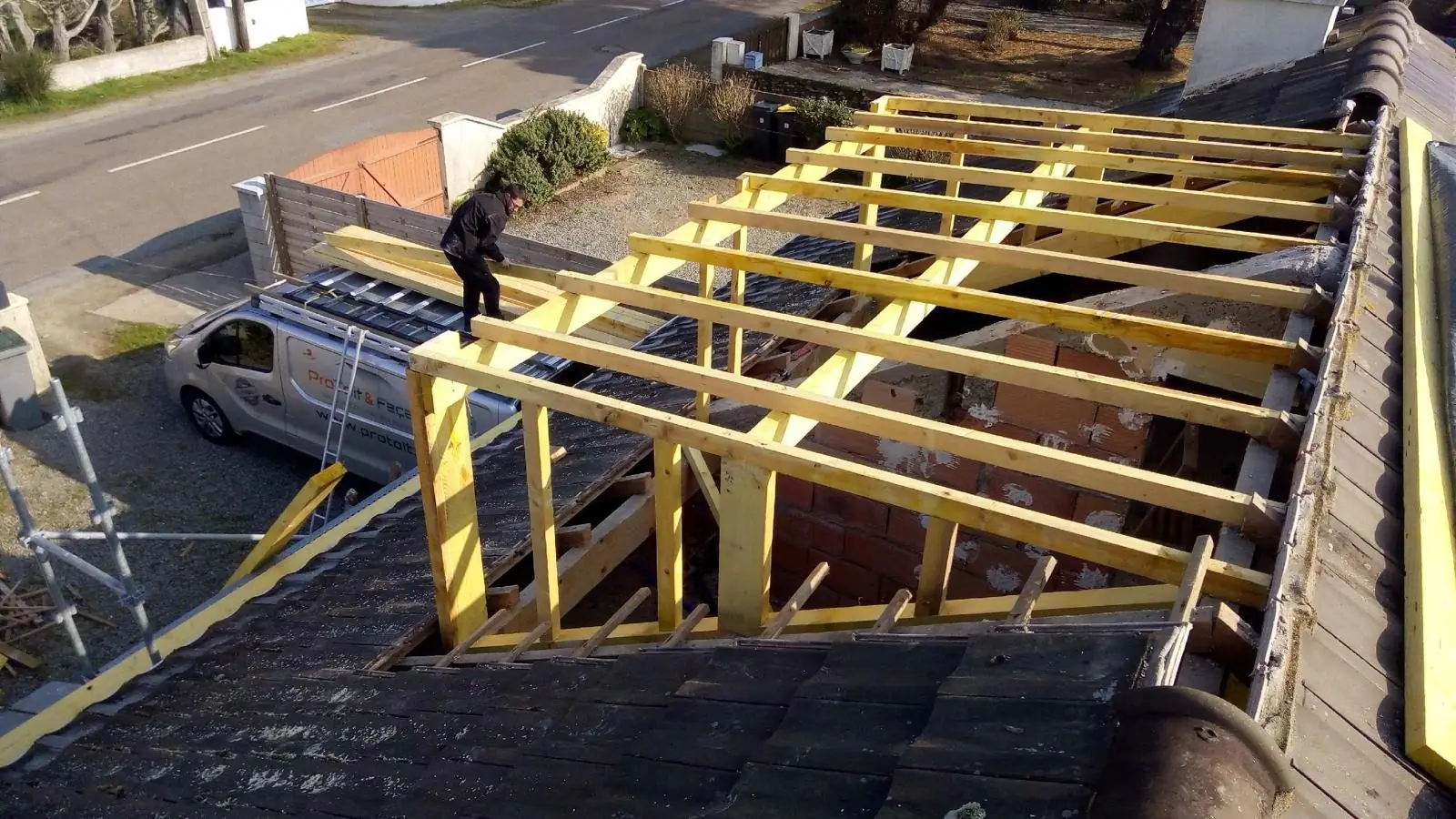 Charpente neuve vue du dessus pendant le montage d'une extension
