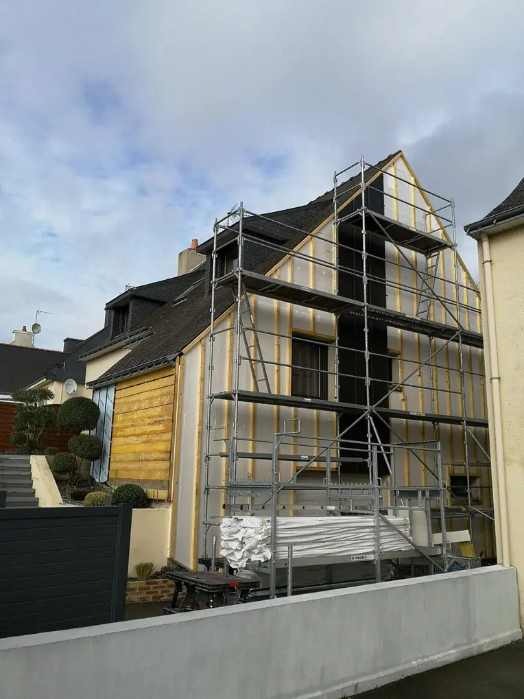 Échafaudage monté sur un pignon pendant un chantier de couverture
