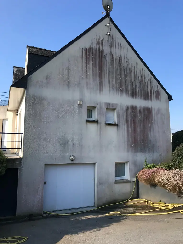 Pignon marqué par l'humidité et les traces de ruissellement
