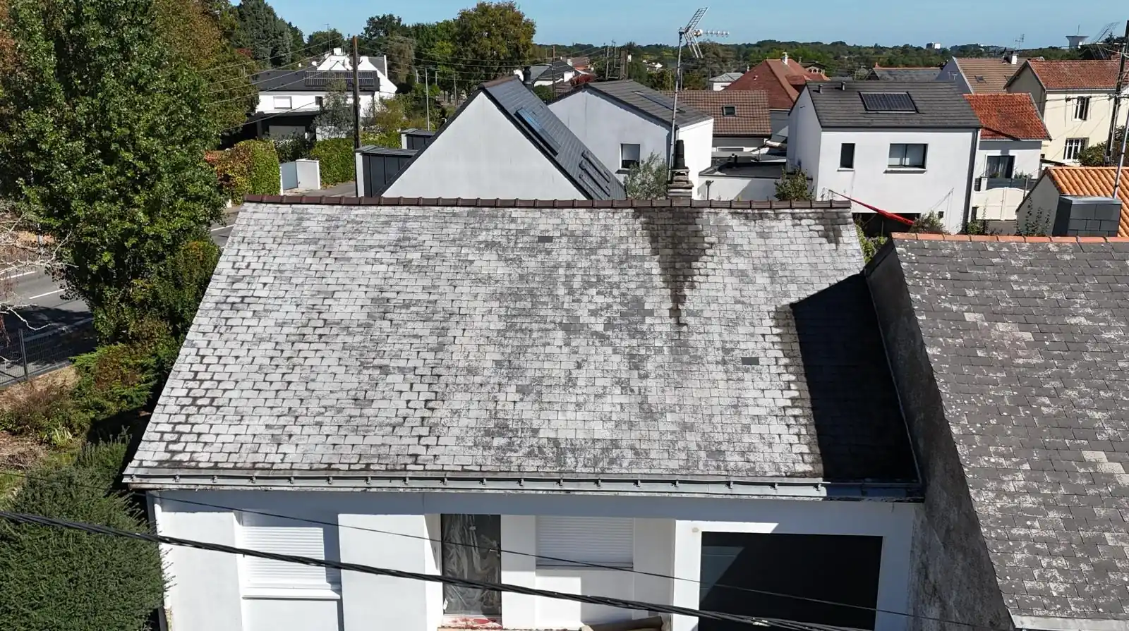 Vue aérienne de la même maison avant traitement, couverture encore encrassée